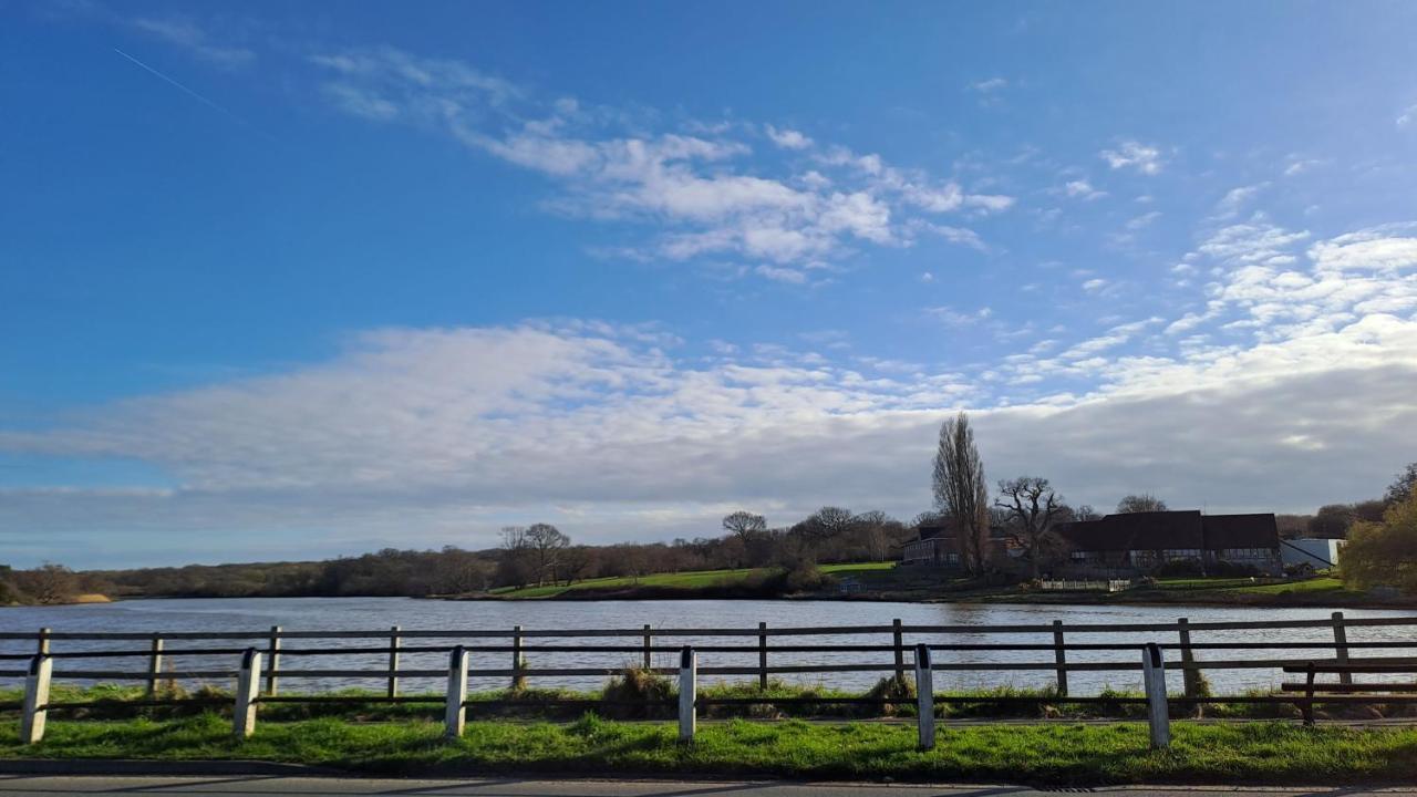 Sandown On The Creek Вуттон-Бридж Экстерьер фото